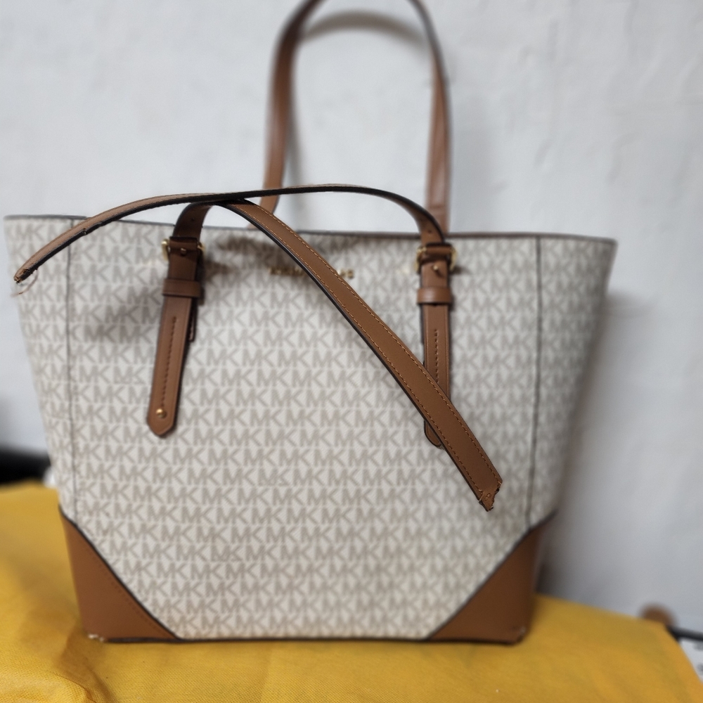 NWT Michael Kors Aria Vanilla Large Tote FLAWED